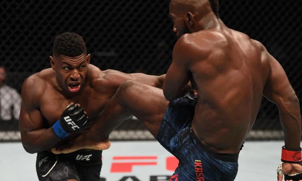 UFC: Τον έβγαλε νοκ-άουτ με μια εκπληκτική κλωτσιά